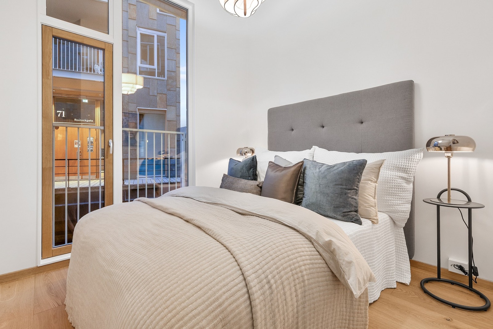 Lyst og innbydende soverom med plass til dobbeltseng og garderobeløsning. Galleribilde