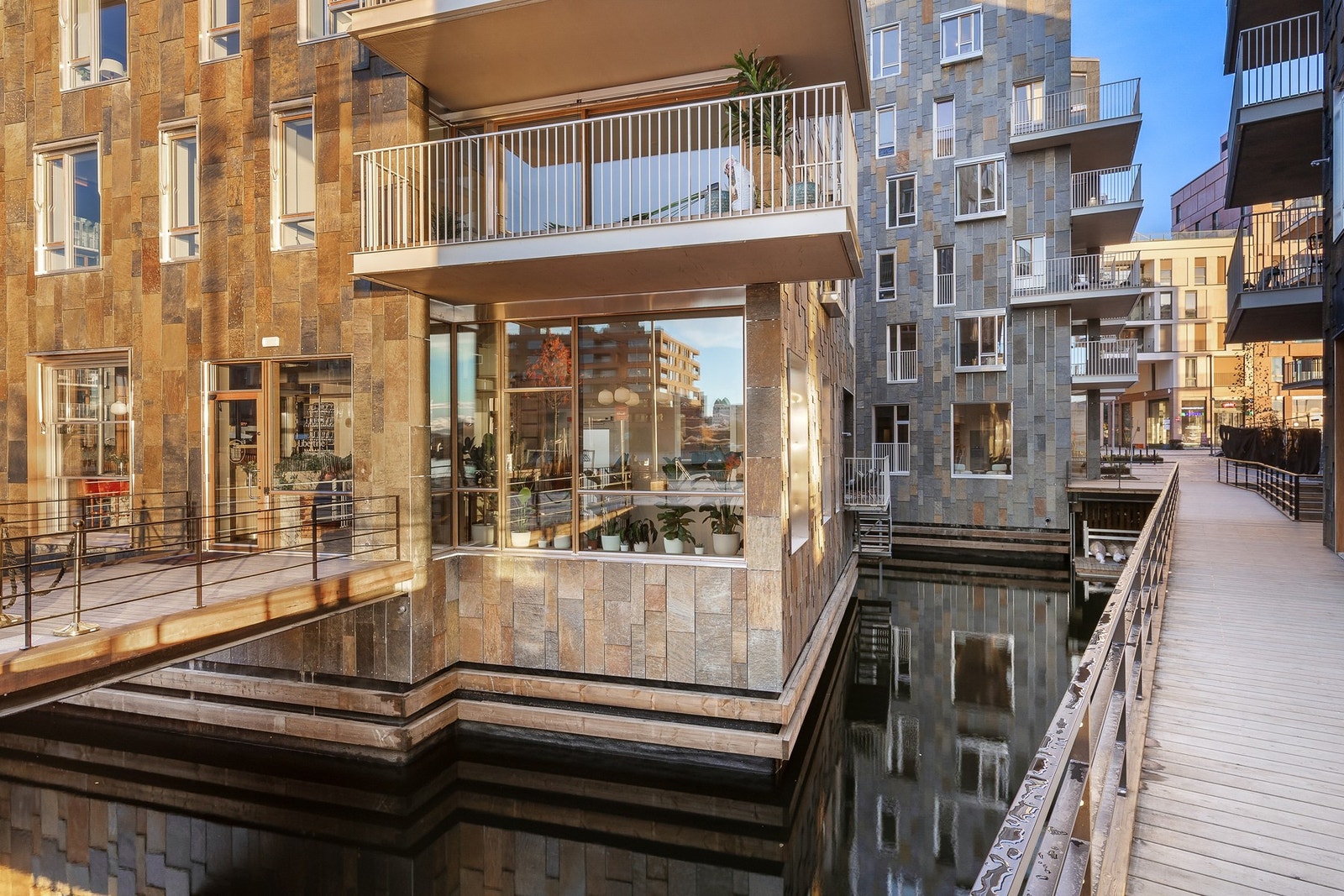 Her bor du midt i hjertet av Bjørvika - omgitt av vann, byliv og eksklusiv arkitektur. Galleribilde