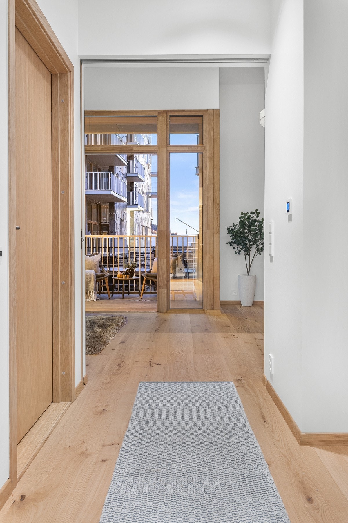 Leiligheten ønsker deg velkommen med lys, varme og nydelig utsyn mot kanalen. Galleribilde