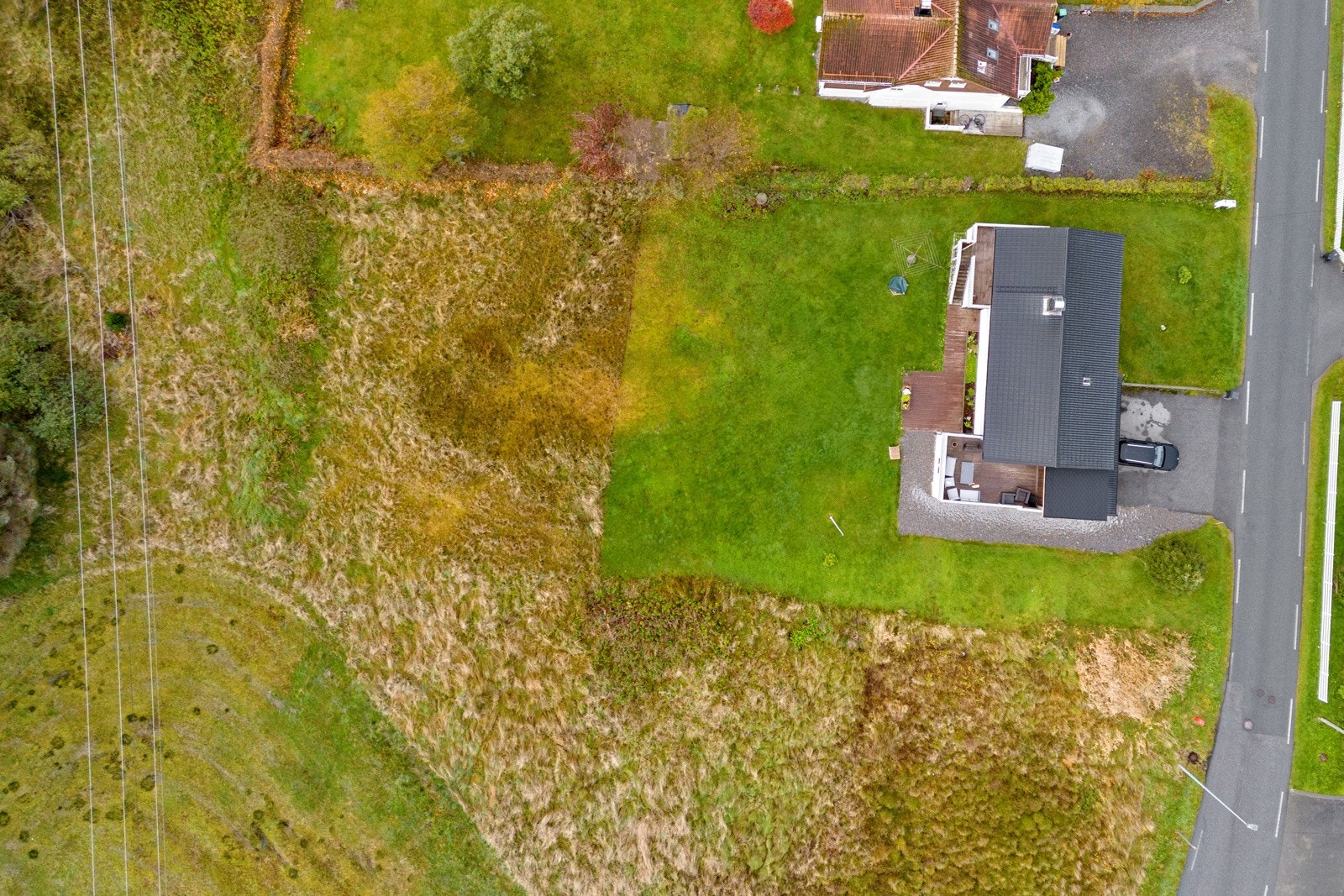 Det er regulert inn en vei fra hovedveien og opp til eiendommen som selges (langs nedsiden av den boligen som vises på bildet). Galleribilde