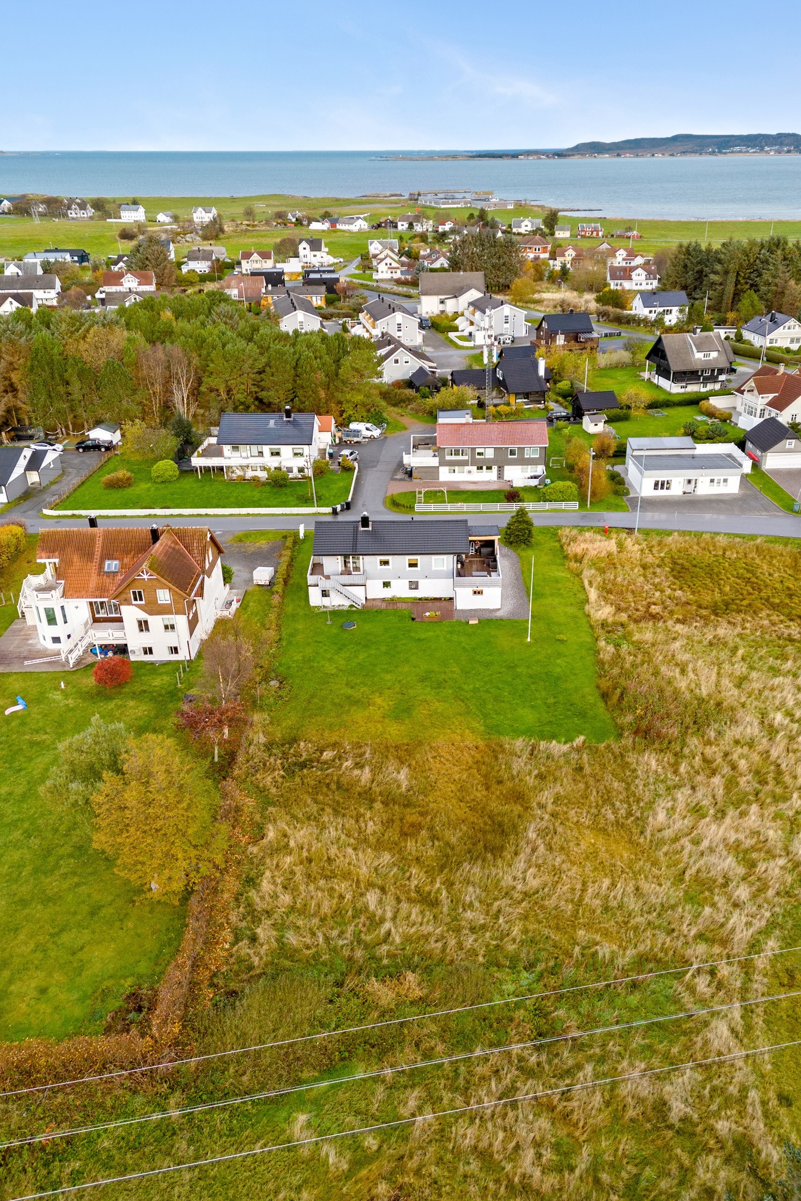 Tomten er på ca. 890 kvm. og er tilnærmet flat med svært gode solforhold. Galleribilde