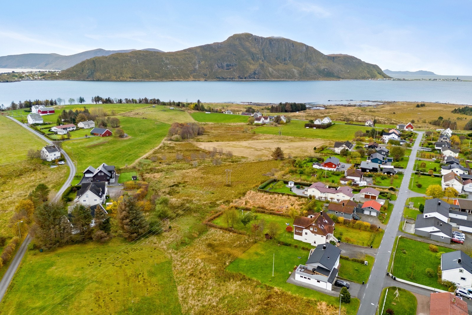Tomten ligger i enden av et etablert boligområde på fredlige Giske. Galleribilde