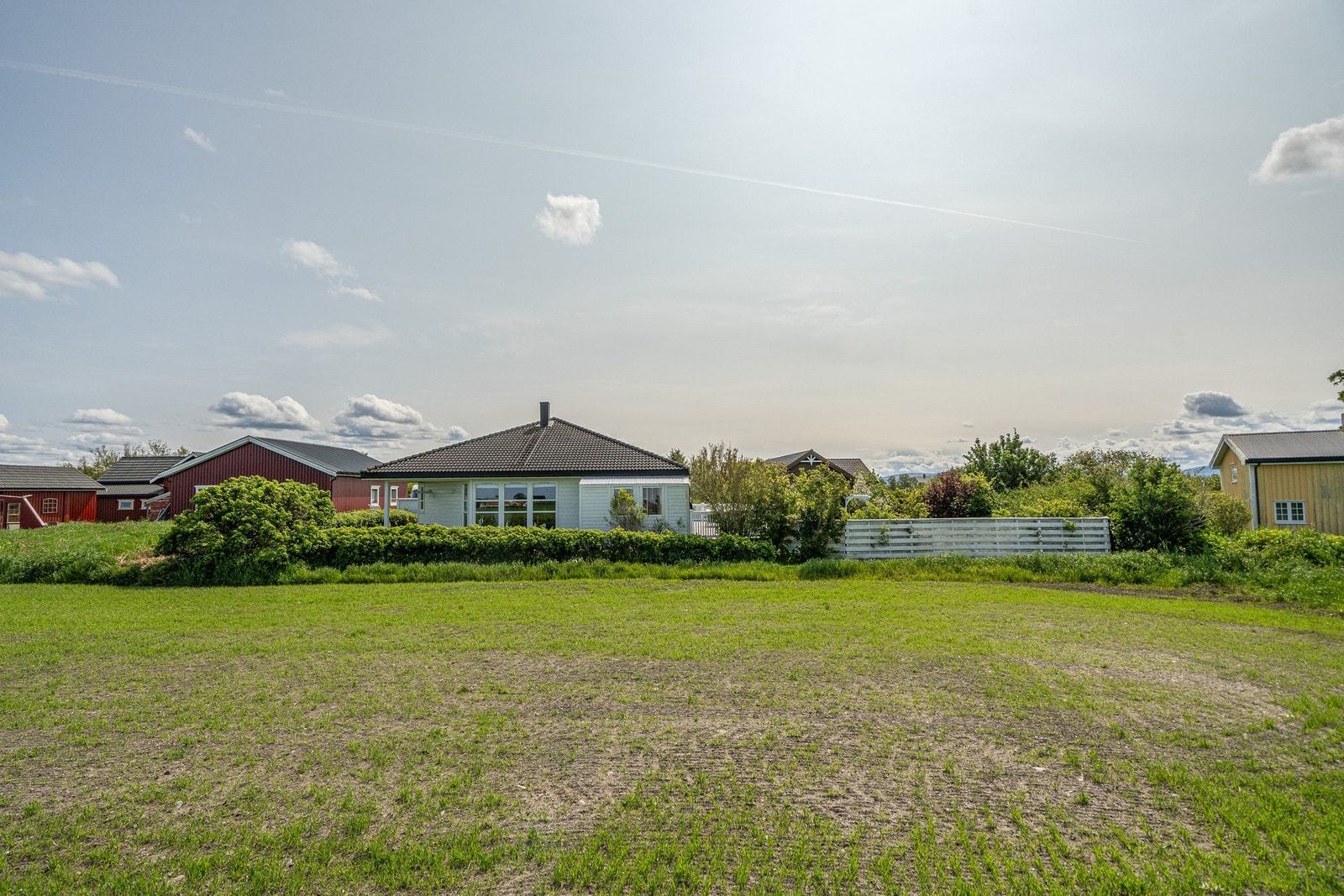 Det er ingen innsyn. Kun når boden kjører forbi på traktoren et par ganger i året. Galleribilde