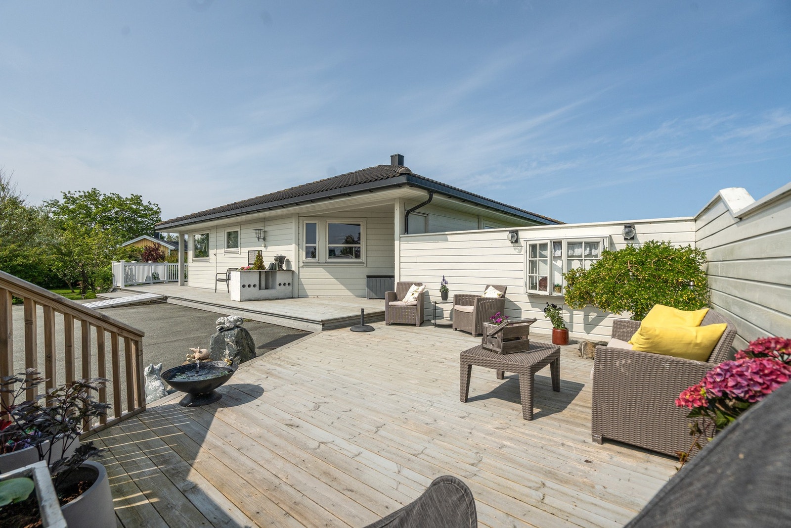 Her har man masse flotte uteområder, og det er bare å flytte seg etter sola. Galleribilde