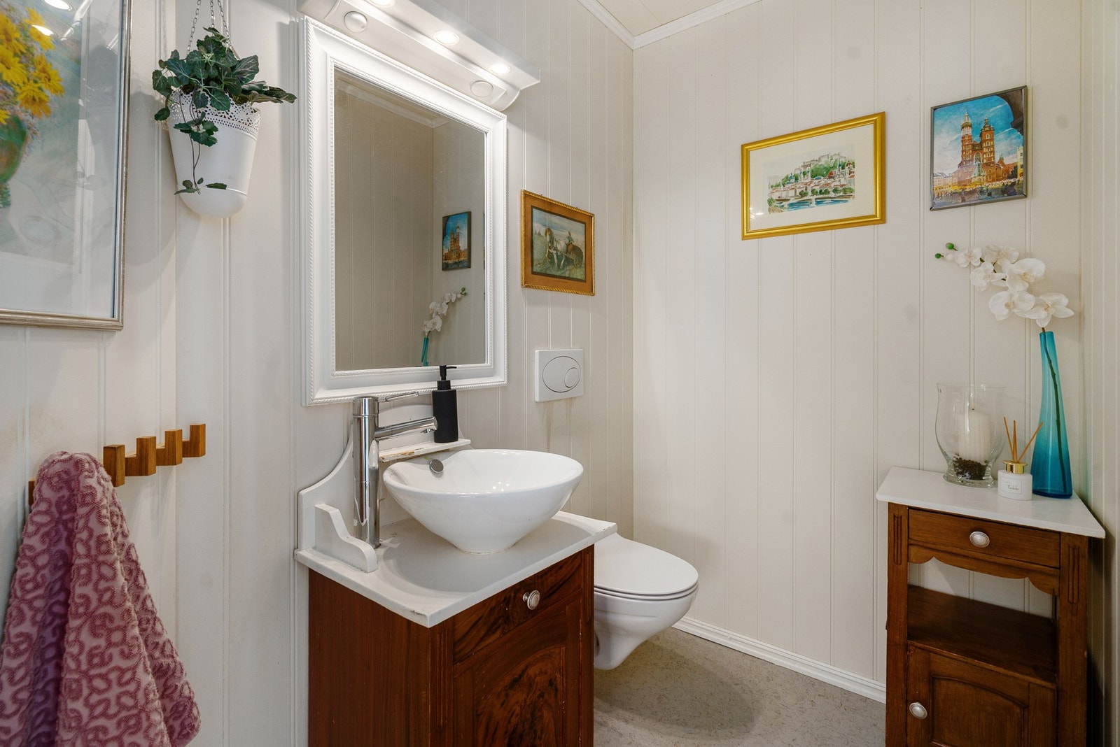 Eget wc-rom. Praktisk for gjester. Galleribilde