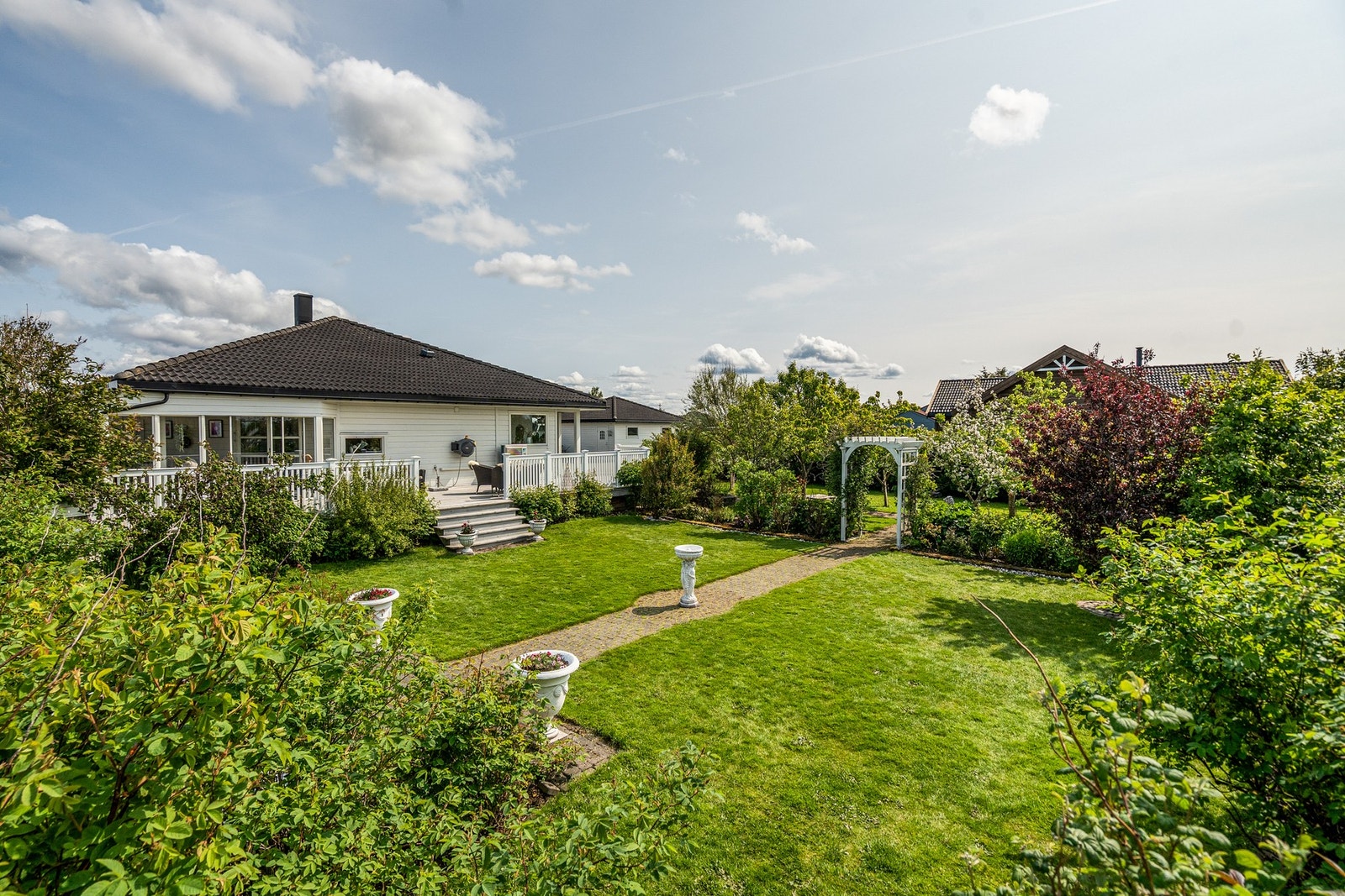 Hage. Her er ingenting overlatt til tilfeldighetene. Meget pent opparbeidet. Galleribilde