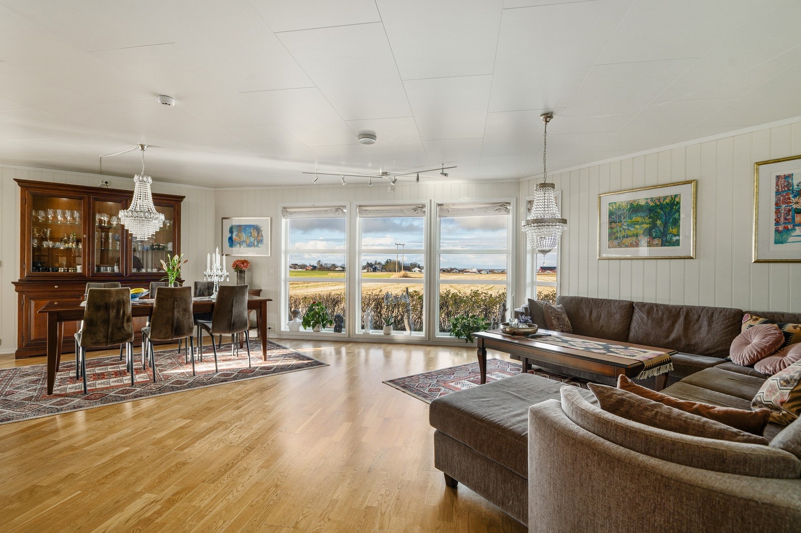 Rommet er veldig åpent, noe som gir en lutfig romfølelse. Galleribilde