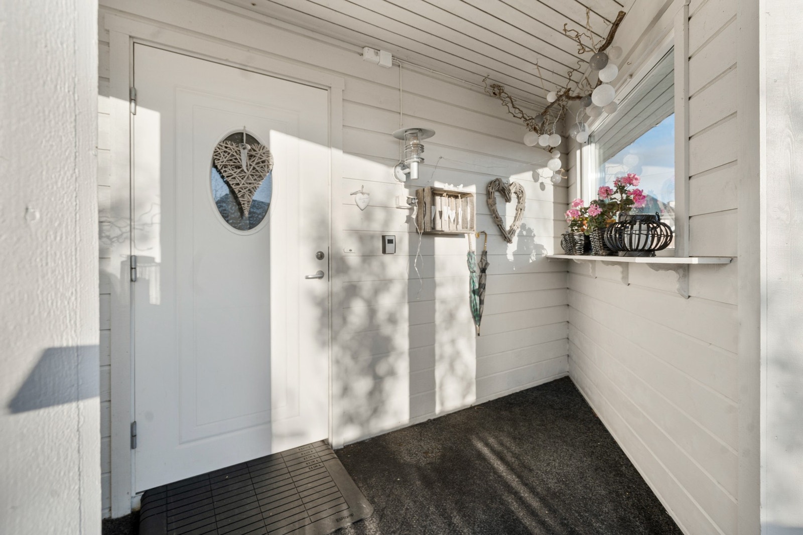 Inngangsparti: Her er det bygd levegger for å le for vær og vind. Galleribilde