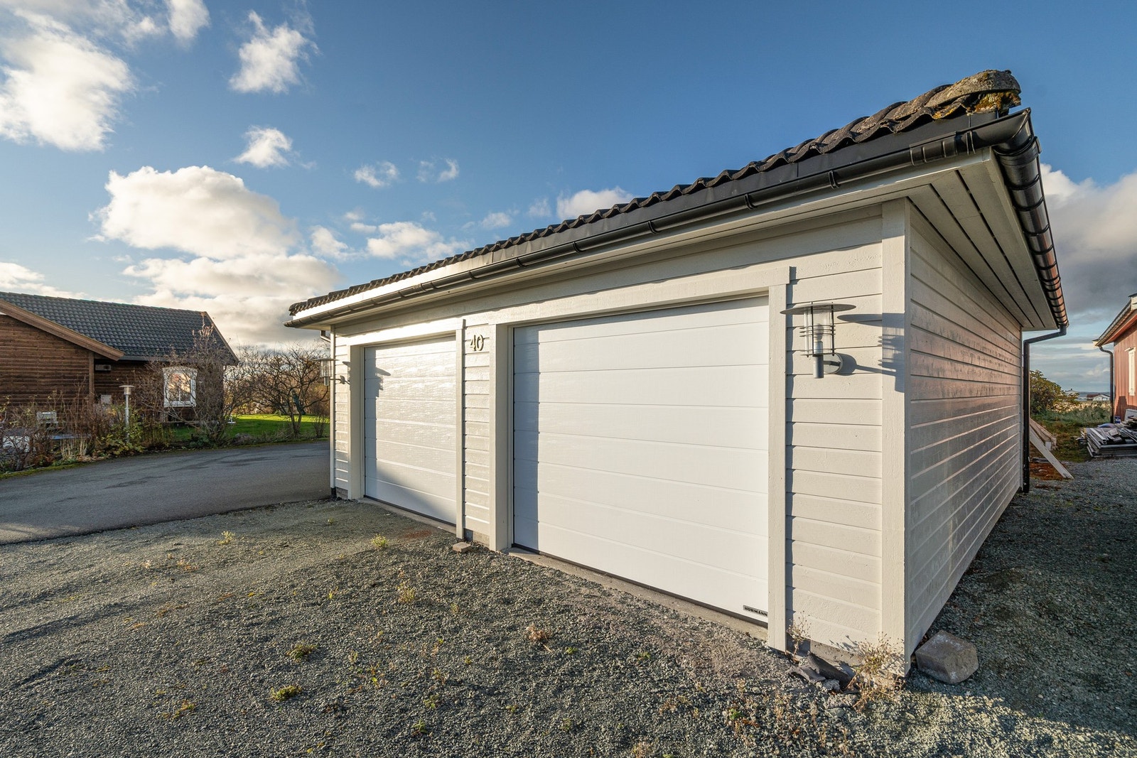 På tomta står også en dobbelgarasje. Galleribilde