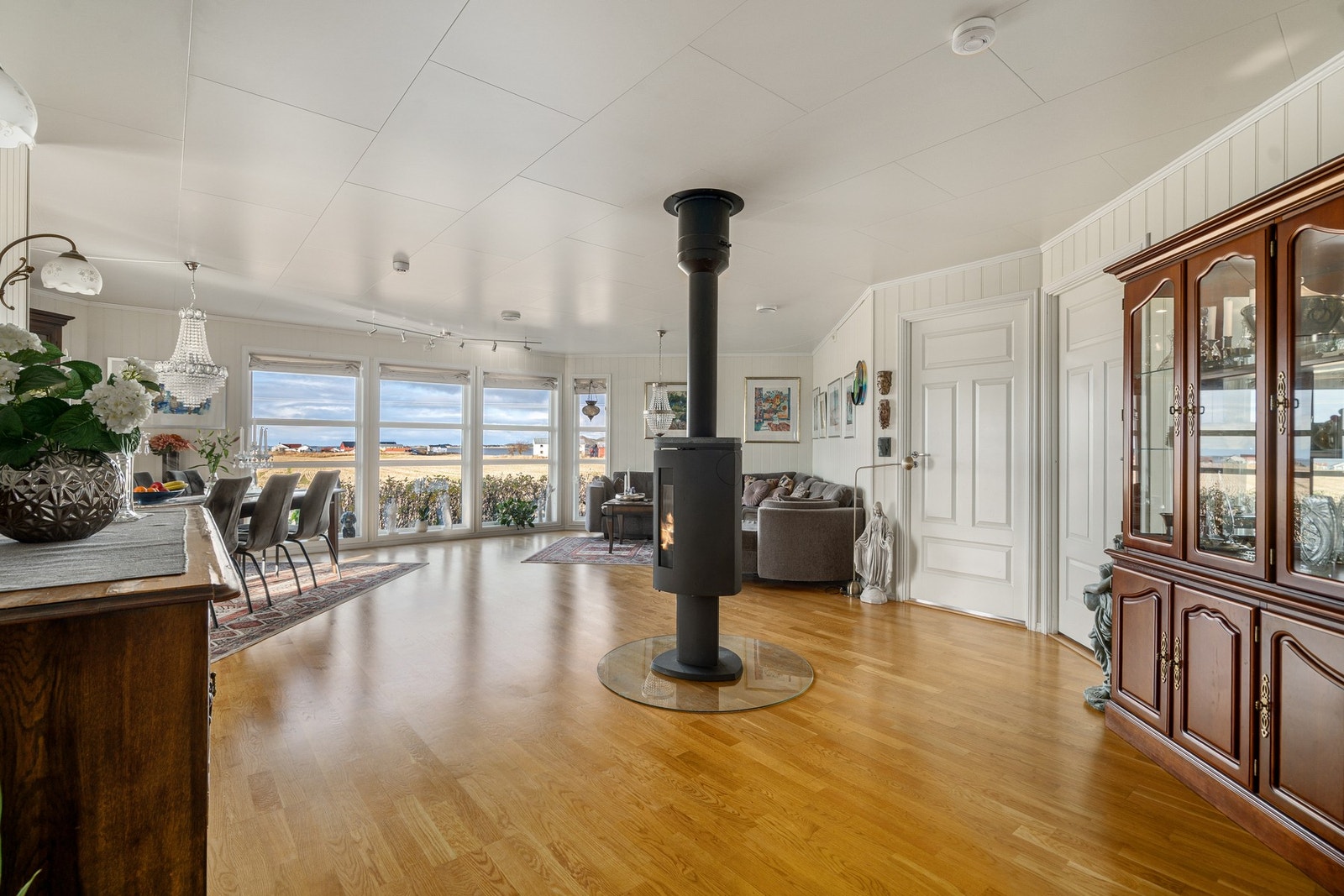 Stue. Vedovn plassert slik at den kan sees godt fra både stue og spisestue. Galleribilde