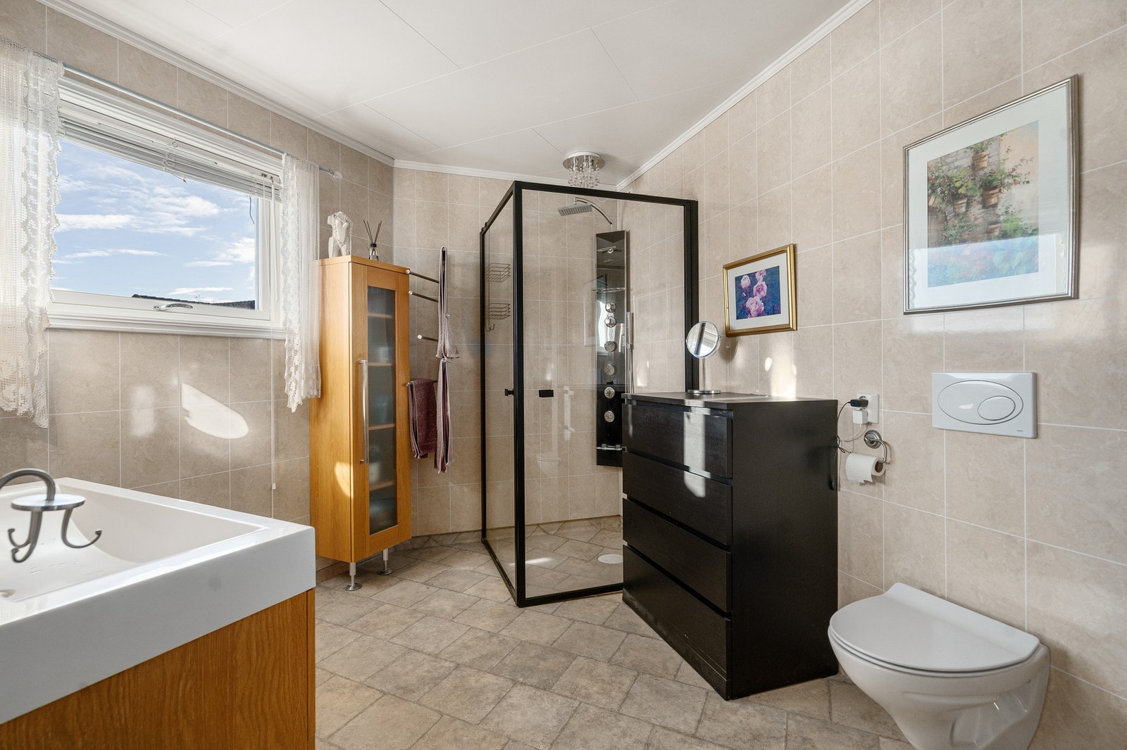 Fra hovedsoverommet er det inngang til eget bad. Galleribilde