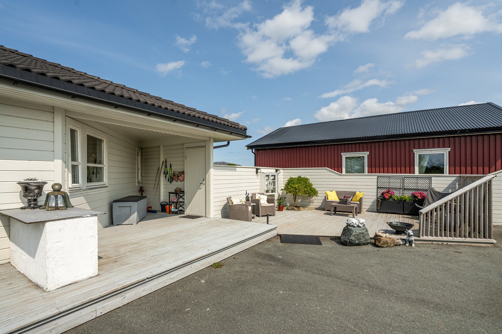 Lun og skjermet uteområde inn i gårdsplassen. Galleribilde