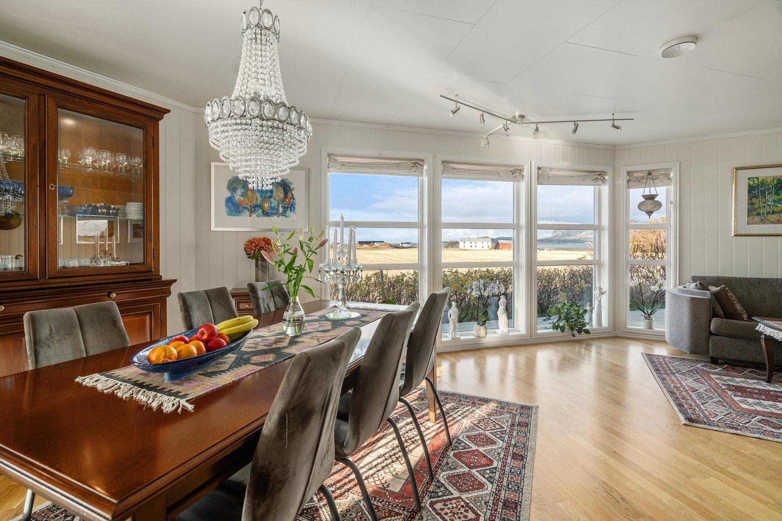 Spisestue: Store vindusflater gir godt med naturlig lys inn i rommet. Galleribilde