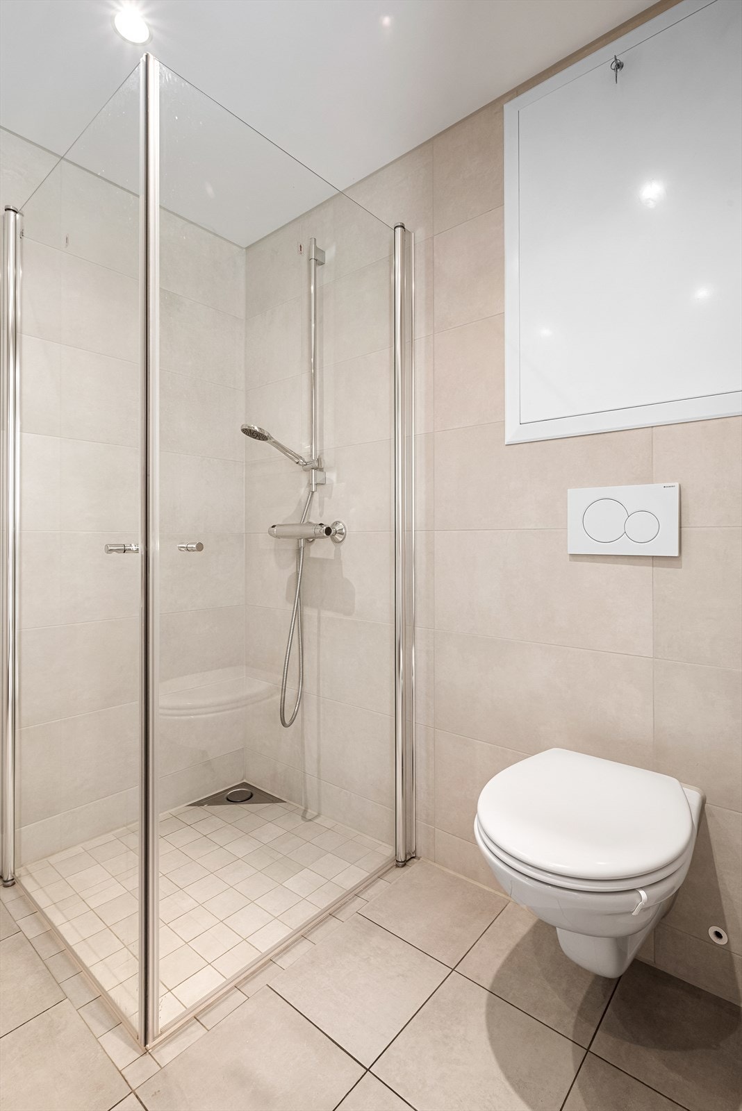 Videre finner du dusjhjørne med sammenslåbare dusjvegger og vegghengt wc. Galleribilde