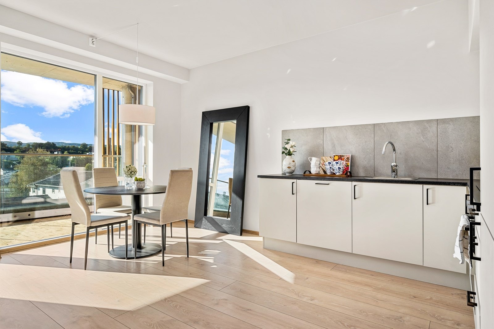 Kjøkkenet byr på en delikat kjøkkeninnredning, som er levert fra kvalitetsleverandøren; Sigdal. Galleribilde