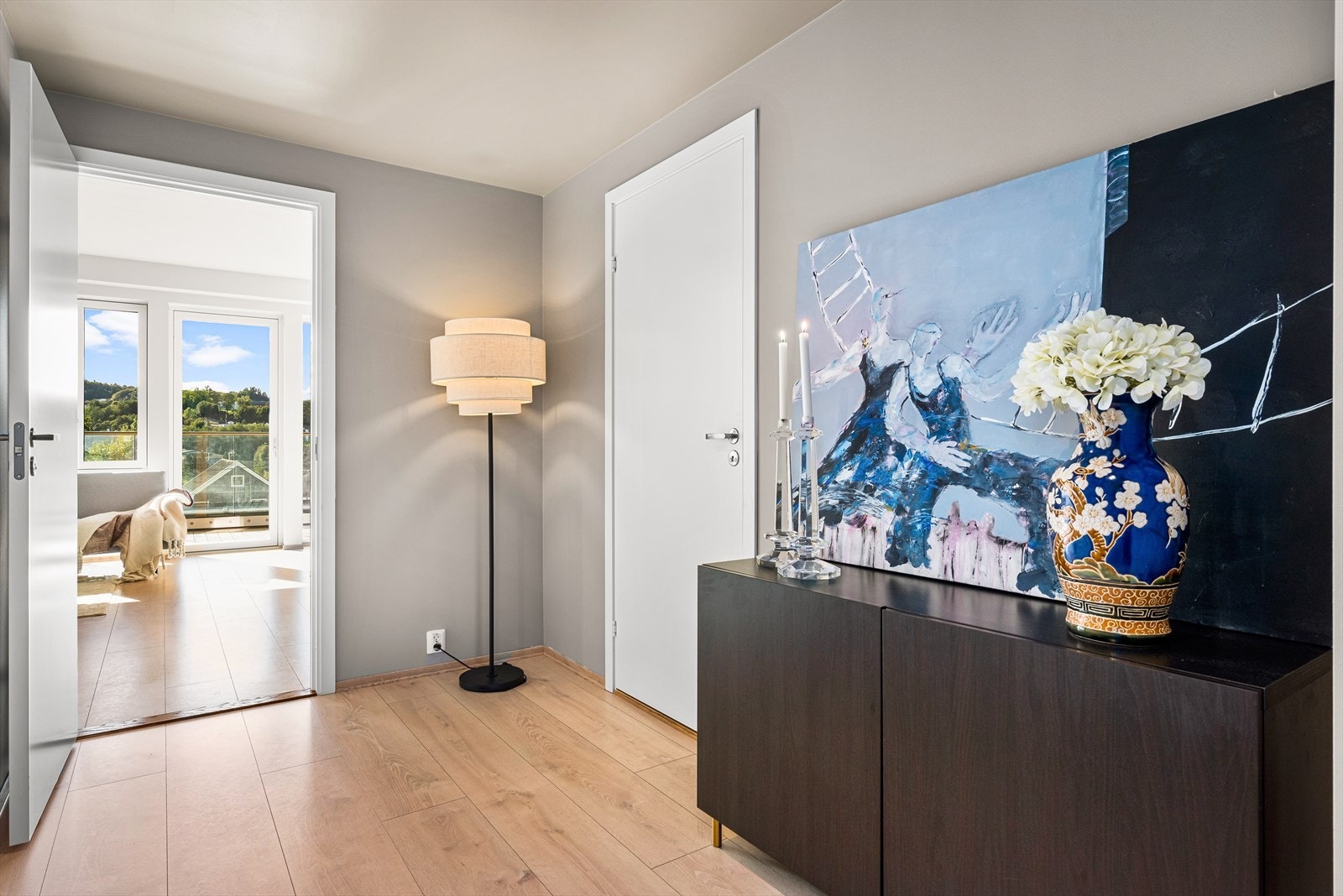 Videre beveger vi oss fra stuen til gangen, der du får inngang til leilighetens bod, bad og 2 soverom. Galleribilde