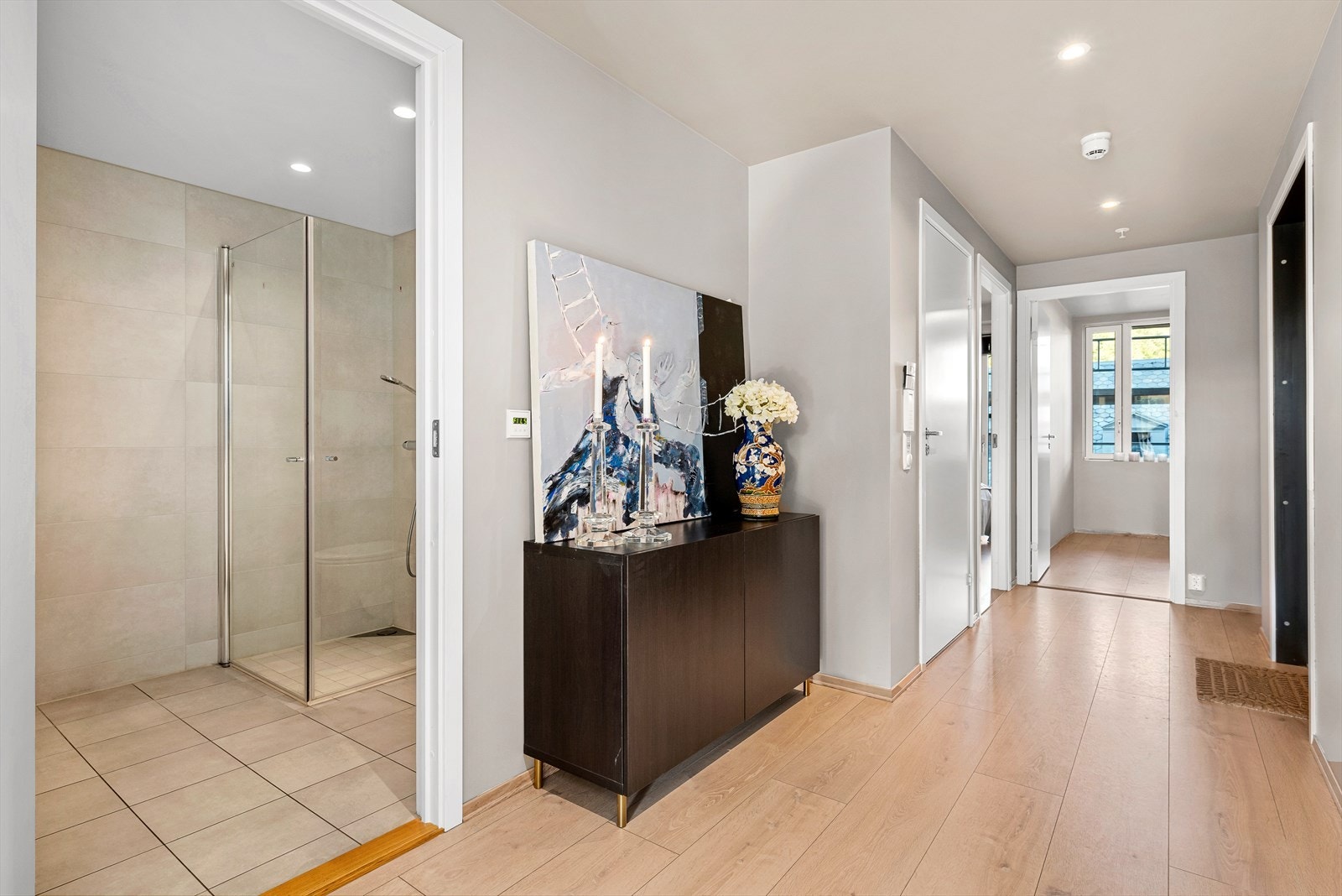 Fra badet beveger vi oss videre til leilighetens 2 soverom. Galleribilde