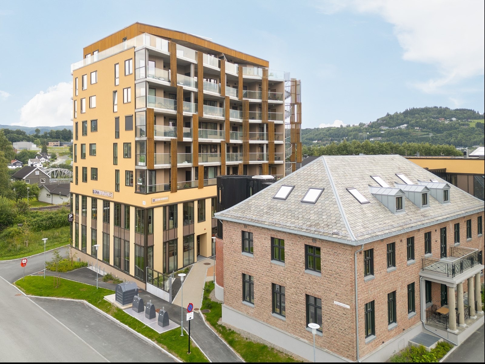 Her kan du bli den nye eieren av en flott leilighet i et nytt bygg fra 2023, beliggende midt i Melhus Sentrum! Her får du gode sol og utsiktsforhold fra 3. etasje med nærhet til alt man skulle trenge! Galleribilde