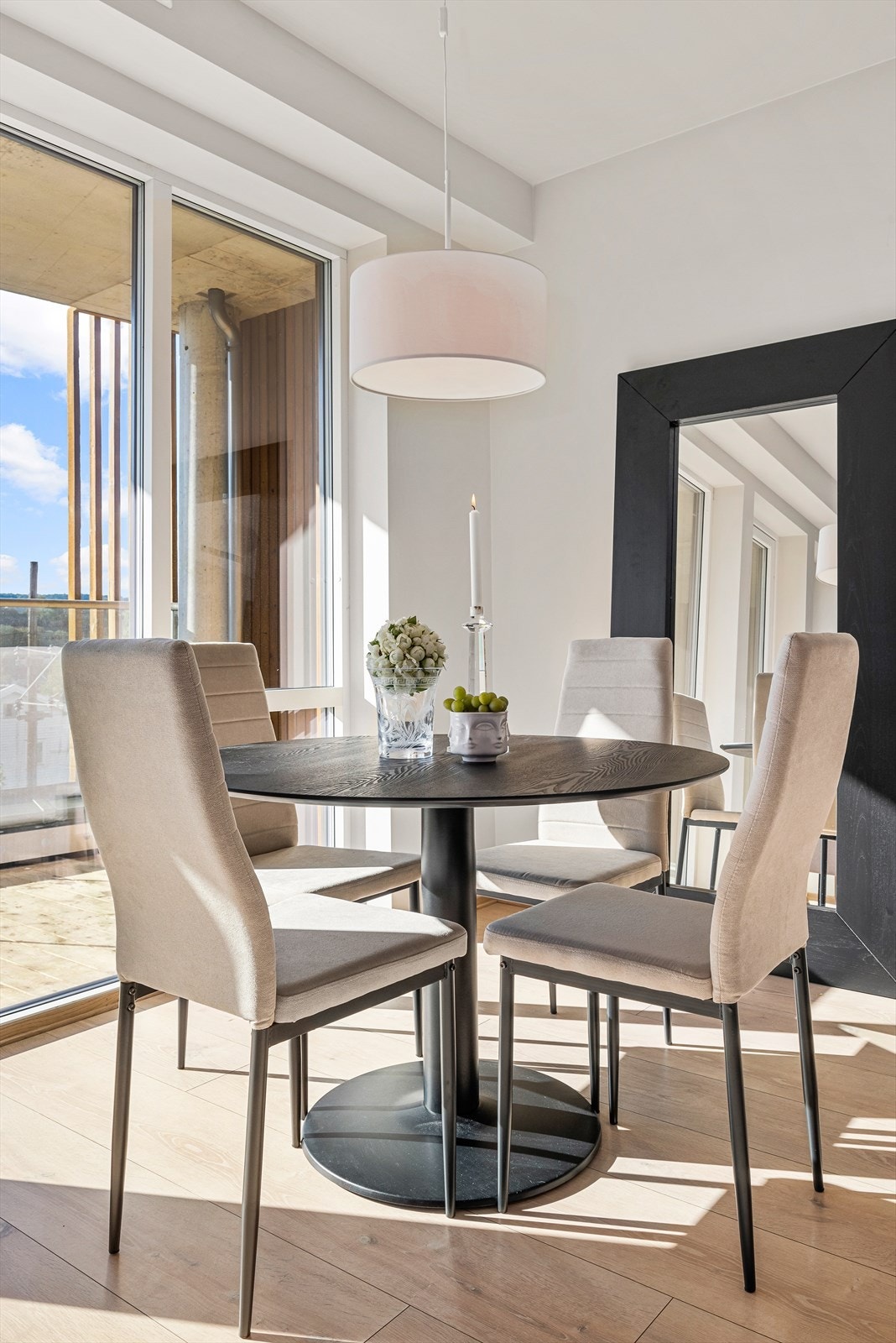 Ved kjøkkenet er det godt med plass til en spisegruppe, der delikate måltider kan nytes sammen med den flotte utsikten. Galleribilde