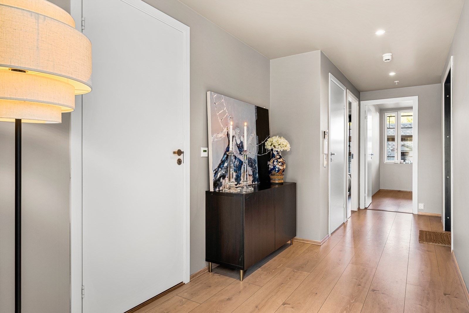 Leiligheten har en stor og flott entré på 10 kvm, med god plass til å sette inn skyvedørsgarderobe hvis man ønsker. Galleribilde