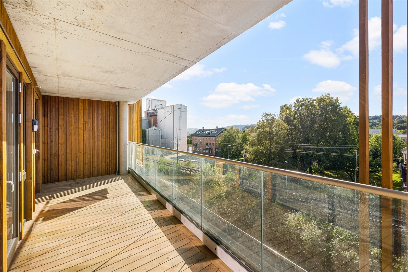 Fra stue/kjøkken får du direkte utgang til en takoverbygd, luftig balkong på 15,5 kvm. Galleribilde