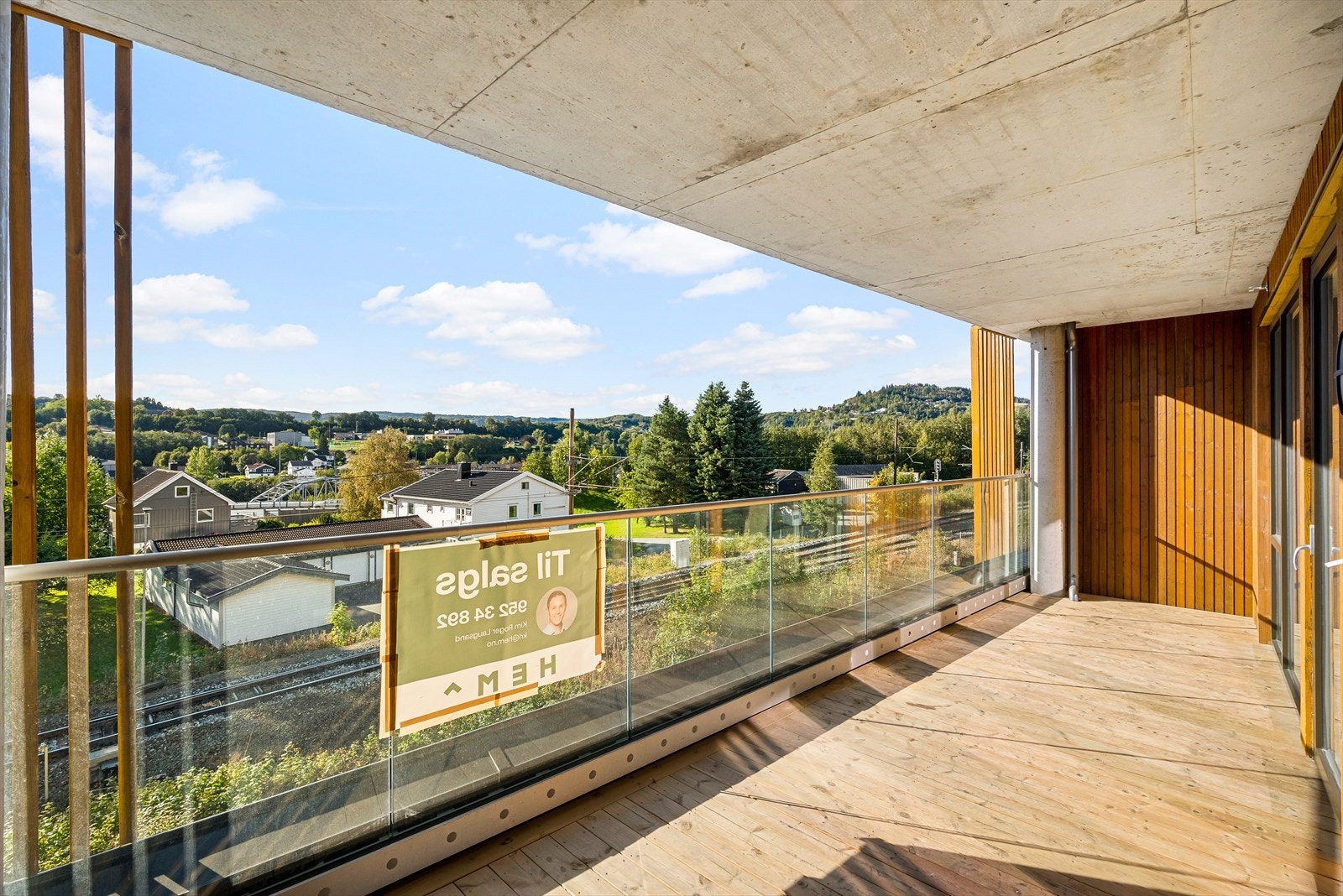 Balkongen byr på en fantastisk utsikt mot vest, som gir deg gode solforhold på ettermiddagen/kvelden. Galleribilde