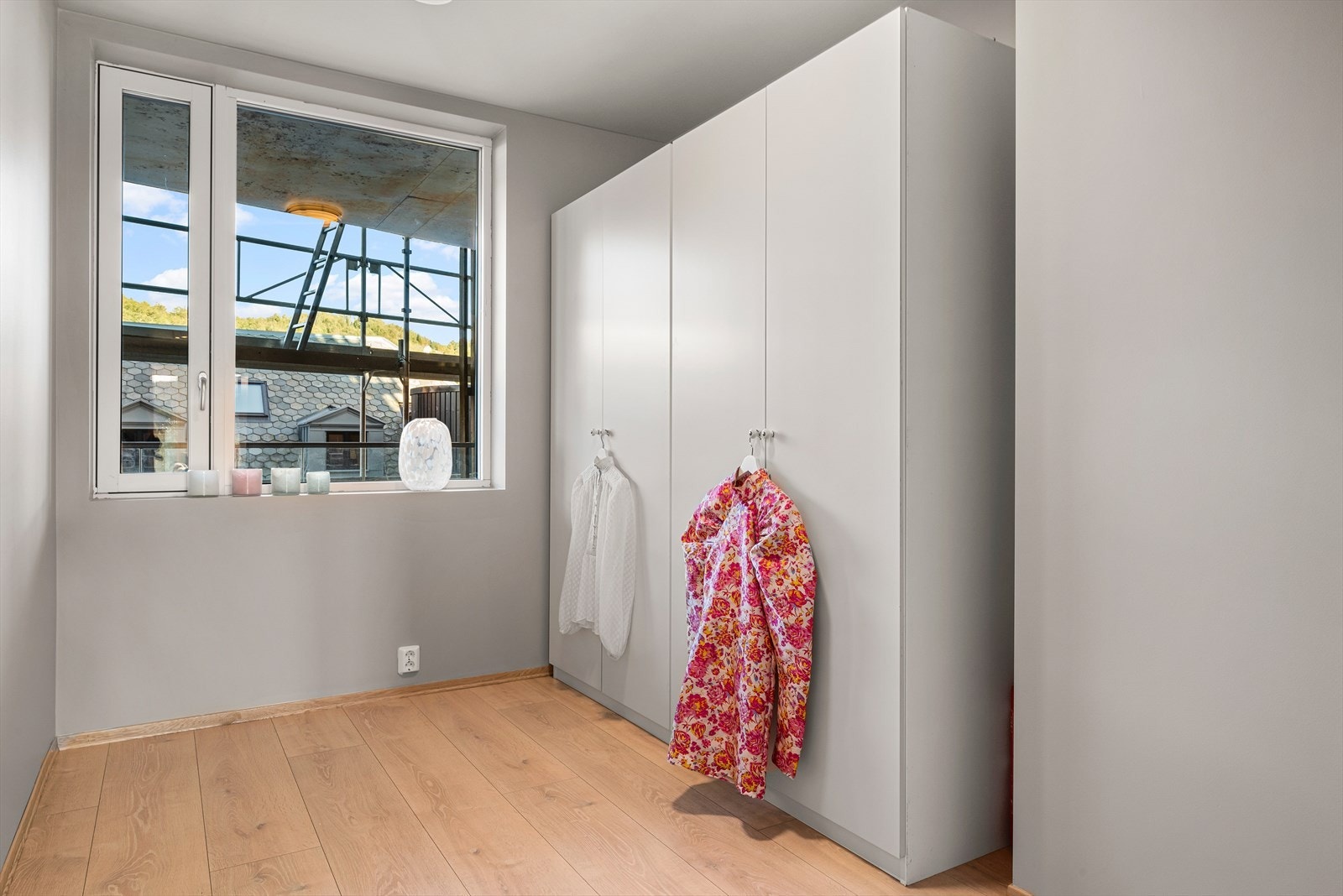 Soverom 2 er på ca. 7,5 kvm og har 2 doble garderobeskap. Galleribilde