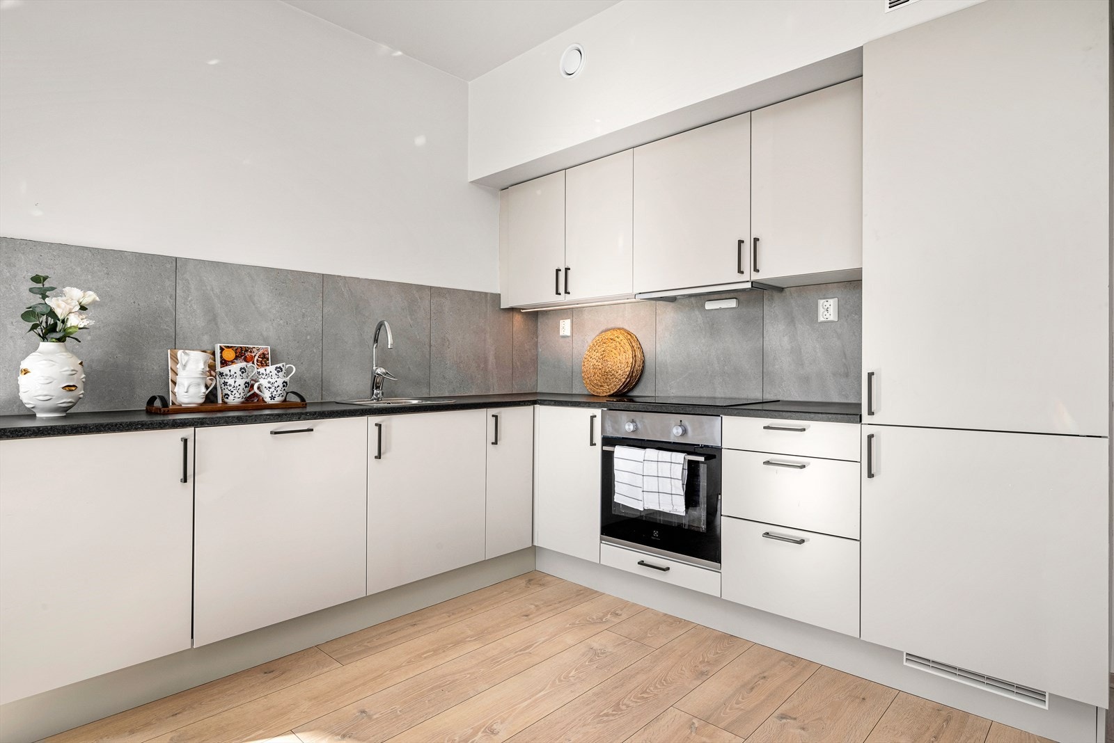 Kjøkkenet har integrerte hvitevarer fra Electrolux; kjøleskap med frysedel, komfyr, platetopp og oppvaskmaskin Galleribilde