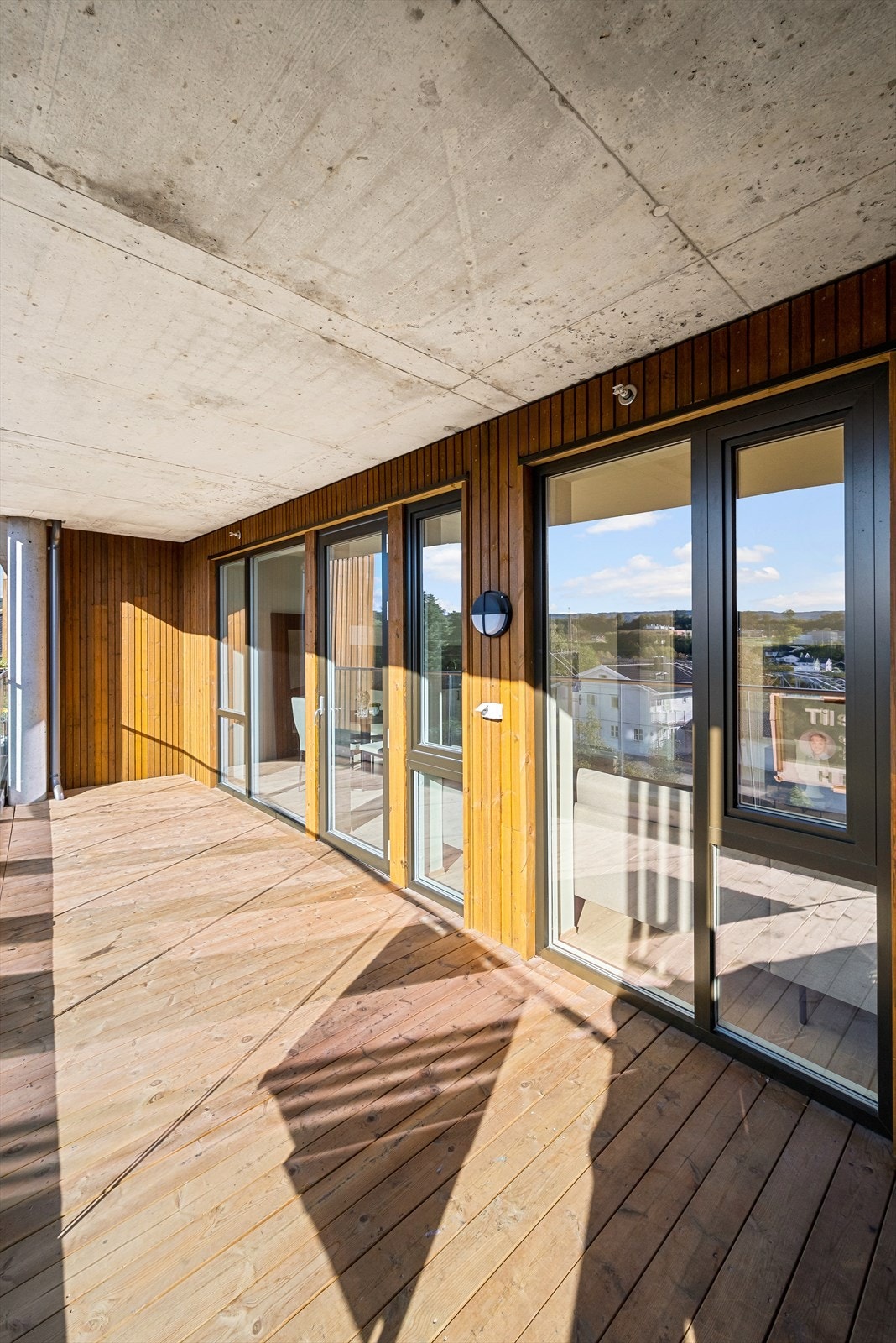 Med praktisk takoverbygg, kan balkongen benyttes også på dager med dårligere vær. Galleribilde