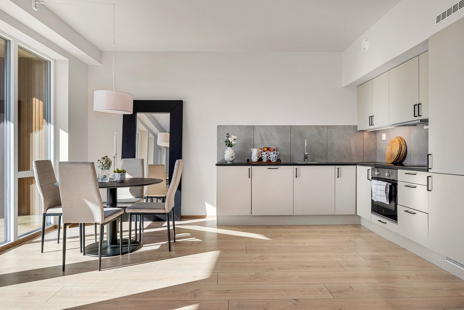 Stue/kjøkken byr på en moderne og åpen løsning, og rommet er på på hele 31 kvm. Galleribilde