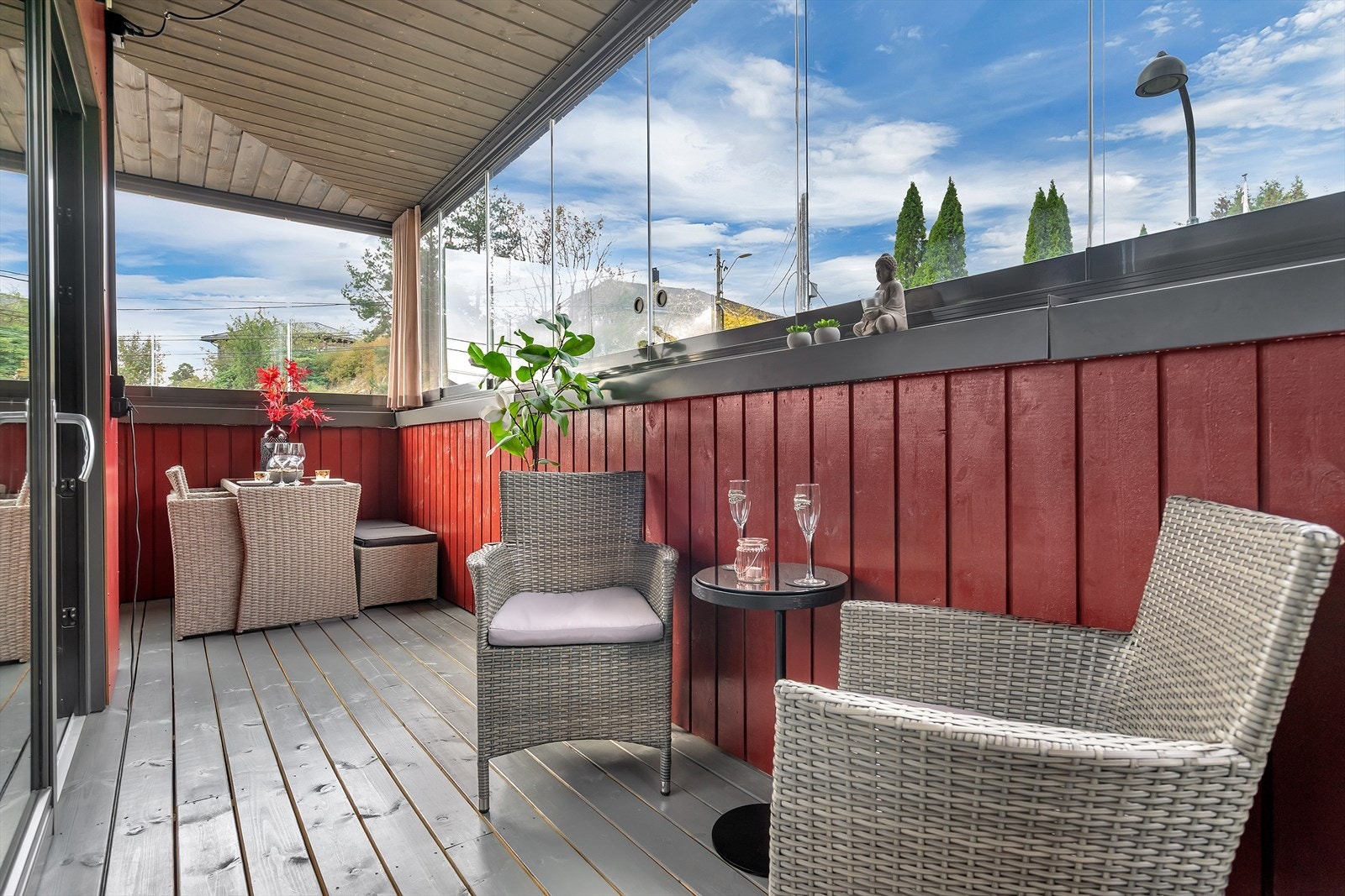 Balkongen er utstyrt med strømuttak, og innglassingen gjør den svært anvendelig gjennom flere årstider. Galleribilde