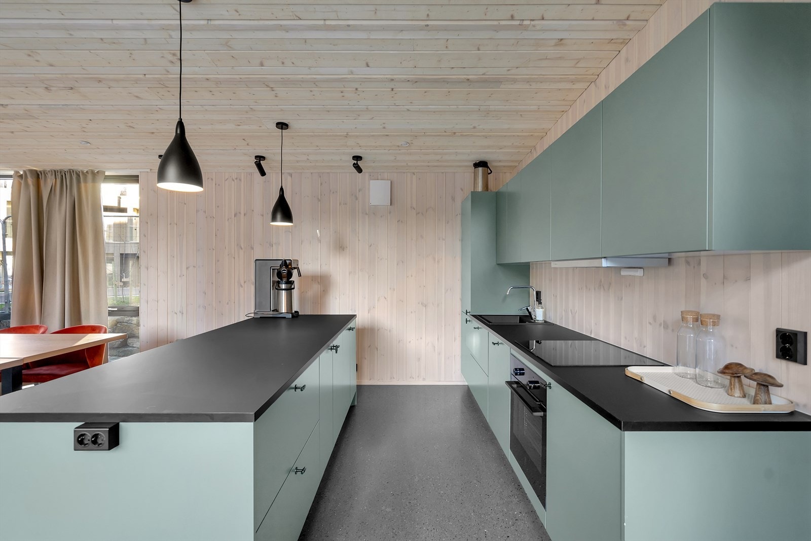 Stort felles lysthus for beboerne med sittegrupper, tv og kjøkken. Kan bookes gjennom Heime til selskaper. Galleribilde