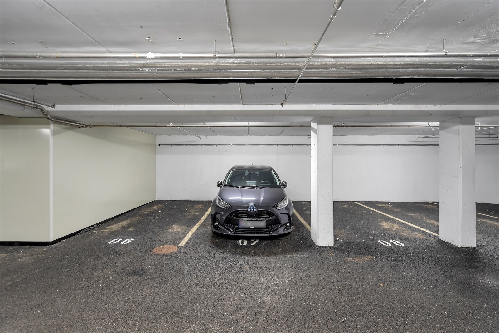 Det medfølger med parkeringsplass i felles garasjeanlegg med mulighet for å installere elbil-lader. Galleribilde