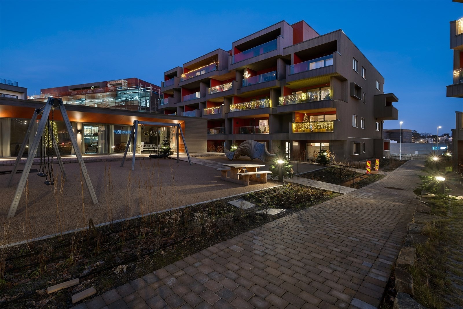 Meget pent opparbeidet atrium som blir en naturlig møteplass for beboerne med aktivitetstilbud og mulighet for avslapning. Galleribilde