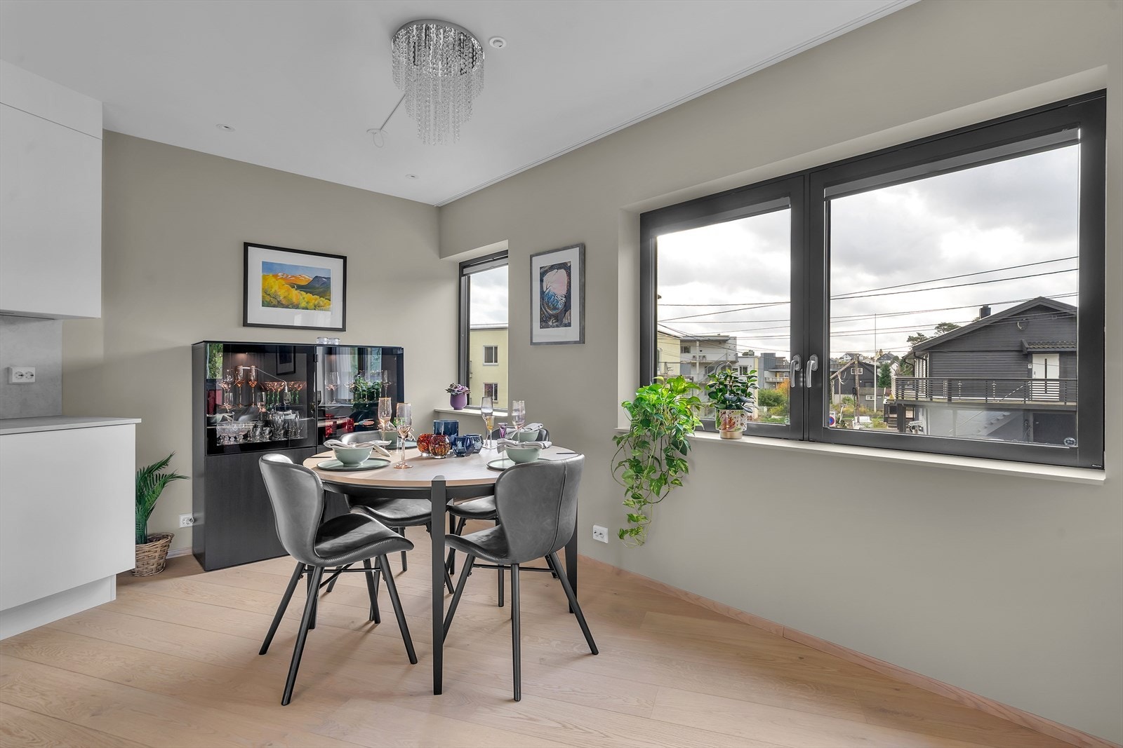 Store vindusflater slipper inn rikelig med naturlig lys og skaper en luftig og behagelig atmosfære. Galleribilde