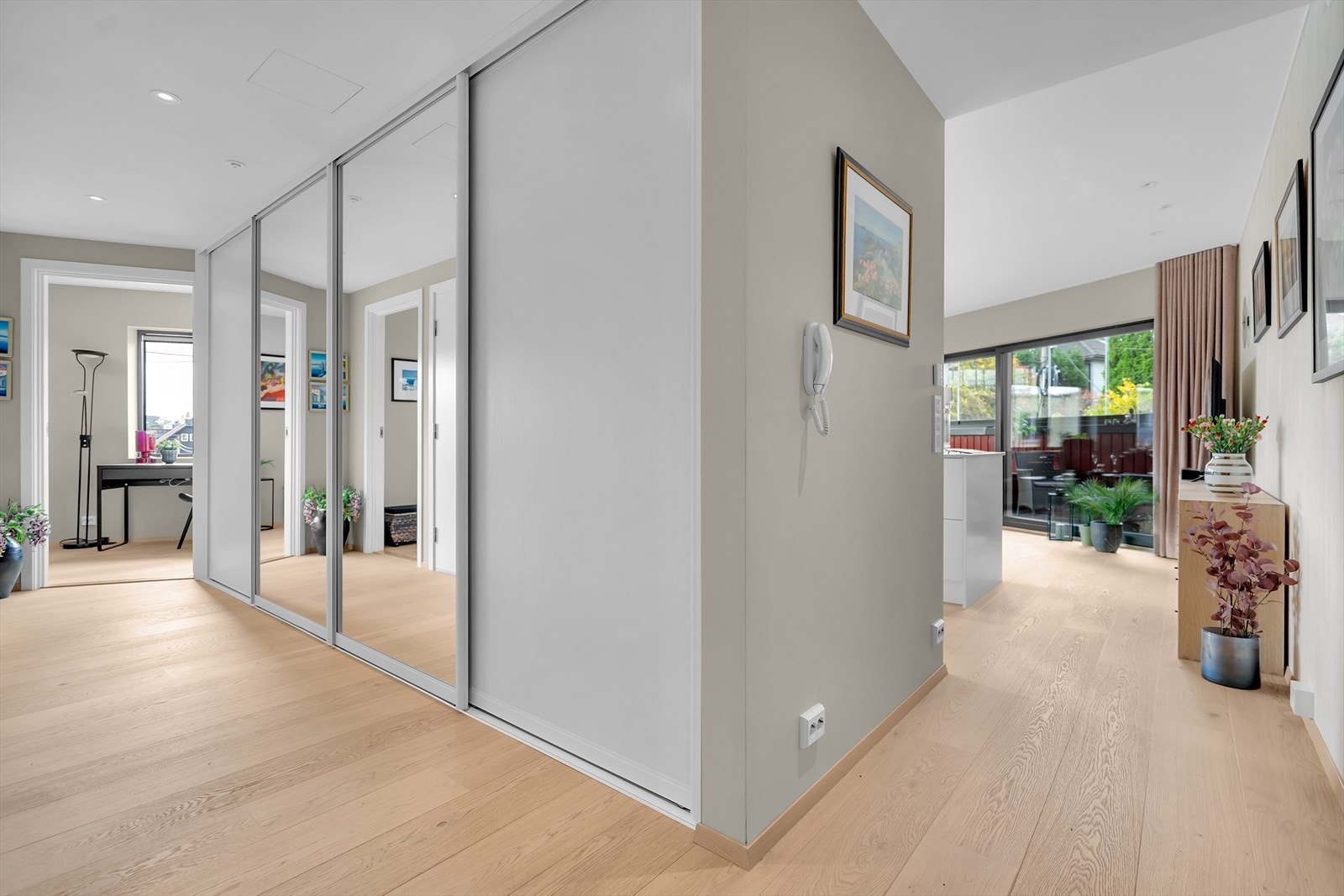 Entréen er utstyrt med et moderne callinganlegg med lyd og bilde, og gulvet har behagelig vannbåren varme som øker komforten hele året. Galleribilde