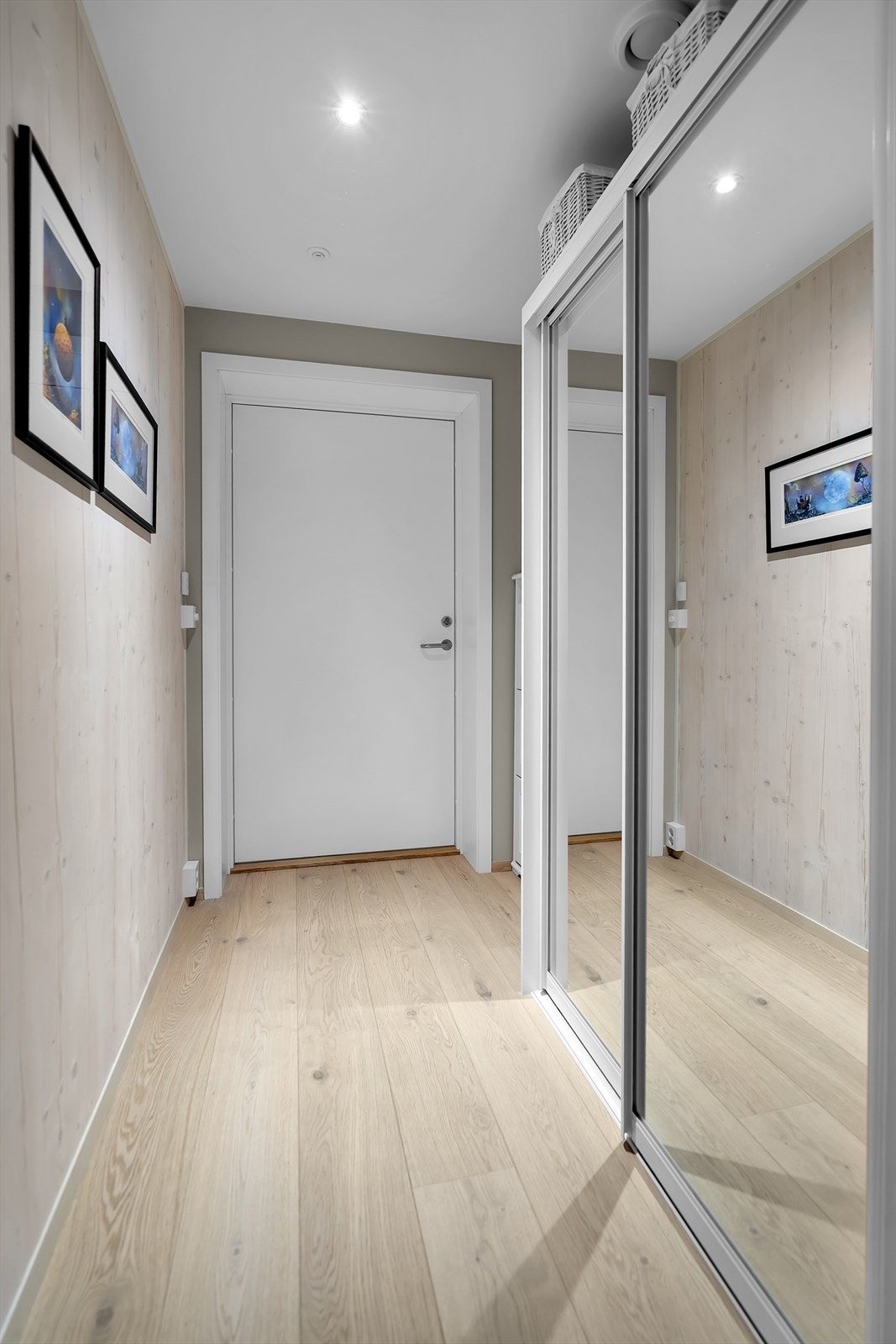 Velkommen inn i en lys og innbydende entré som setter standarden for resten av leiligheten! Her er det god plass til yttertøy og sko, med romslige skyvedørsgarderober utstyrt med praktiske speildører både i entré og mellomgang. Galleribilde