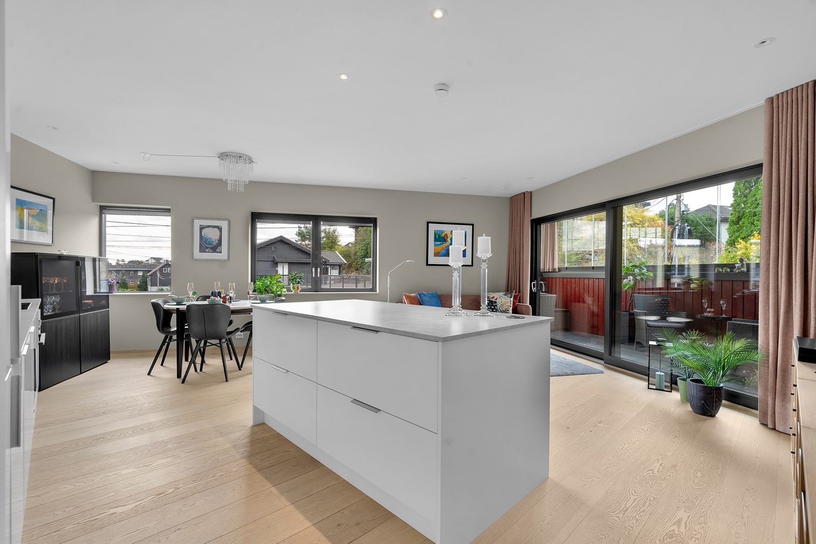 EiendomsMegler1 har gleden av å presentere en lekker 3-roms leilighet i Vågsbygd Ringvei 61! Galleribilde