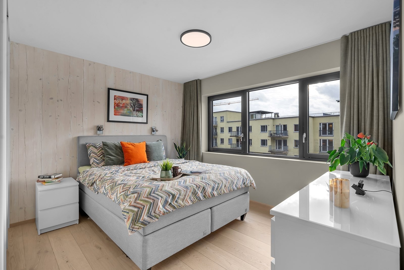 Leiligheten byr på to romslige og praktiske soverom som begge gir god plass til seng og fleksible garderobeløsninger. Galleribilde