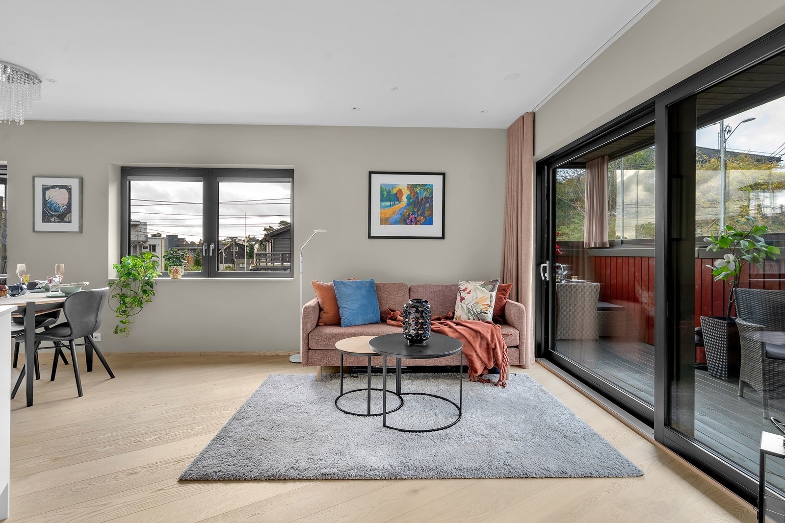 Fra stuen er det utgang til en solrik balkong, tilgjengelig via en solid og stilfull skyvedør. Galleribilde