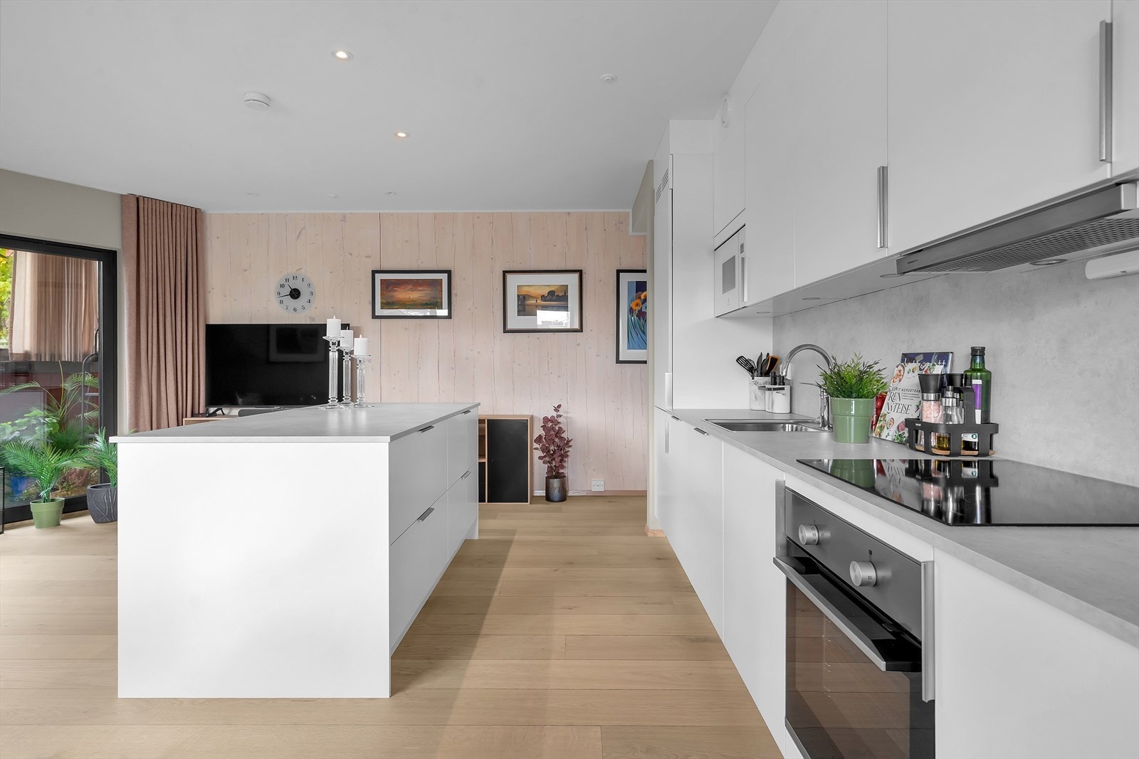 Stilrent kjøkken med innredning fra kvalitetsleverandøren Strai. Kjøkkenet har slette fronter og skap som går helt opp til taket, noe som gir rikelig med oppbevaringsplass og mindre renhold. Galleribilde