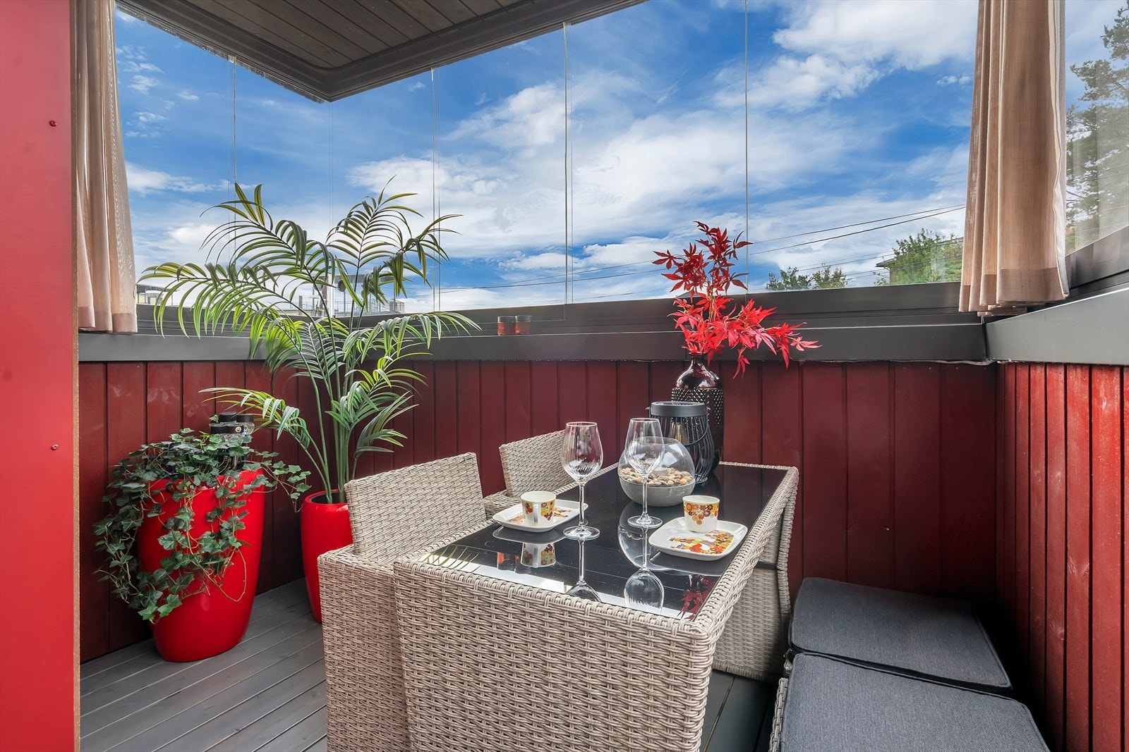 Vinduene kan trekkes til siden for å slippe solen inn. Galleribilde