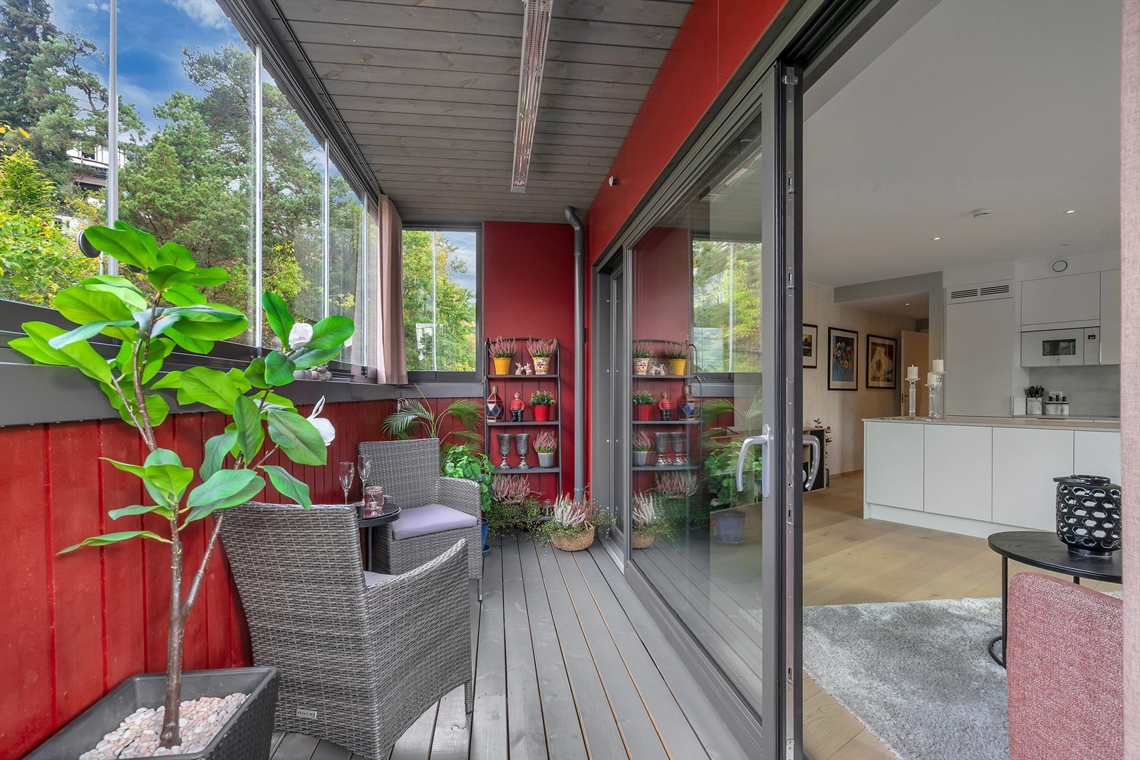 Den innglassede og solrike balkongen er et naturlig samlingspunkt på varme sommerdager. Galleribilde