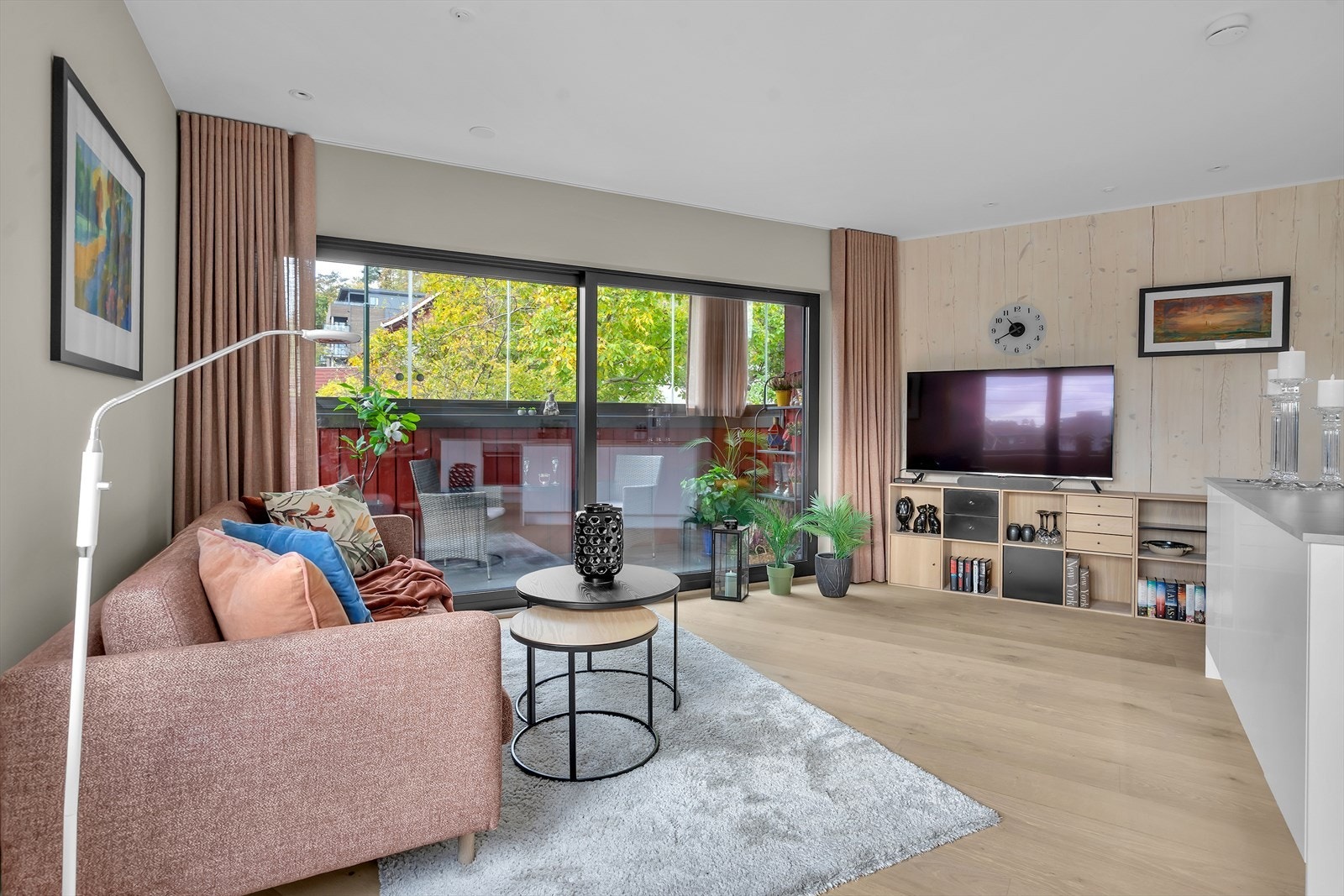 Boligen har gjennomgående høy standard, med detaljer som innfelte spotter i taket, en dekorativ vegg i massivtre og elegant en-stavs parkett med behagelig vannbåren gulvvarme. Galleribilde