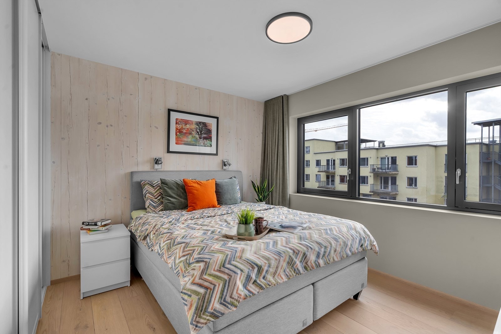 Hovedsoverommet utmerker seg med en elegant og dekorativ vegg som skaper et stilfullt preg, i tillegg til en romslig skyvedørsgarderobe for effektiv oppbevaring. Galleribilde