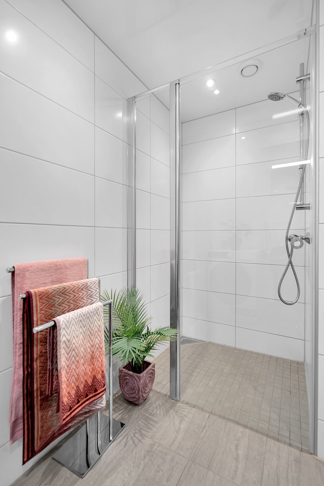 I tillegg finner du et smart baderomsskap, vegghengt toalett, samt opplegg for både vaskemaskin og tørketrommel. Galleribilde