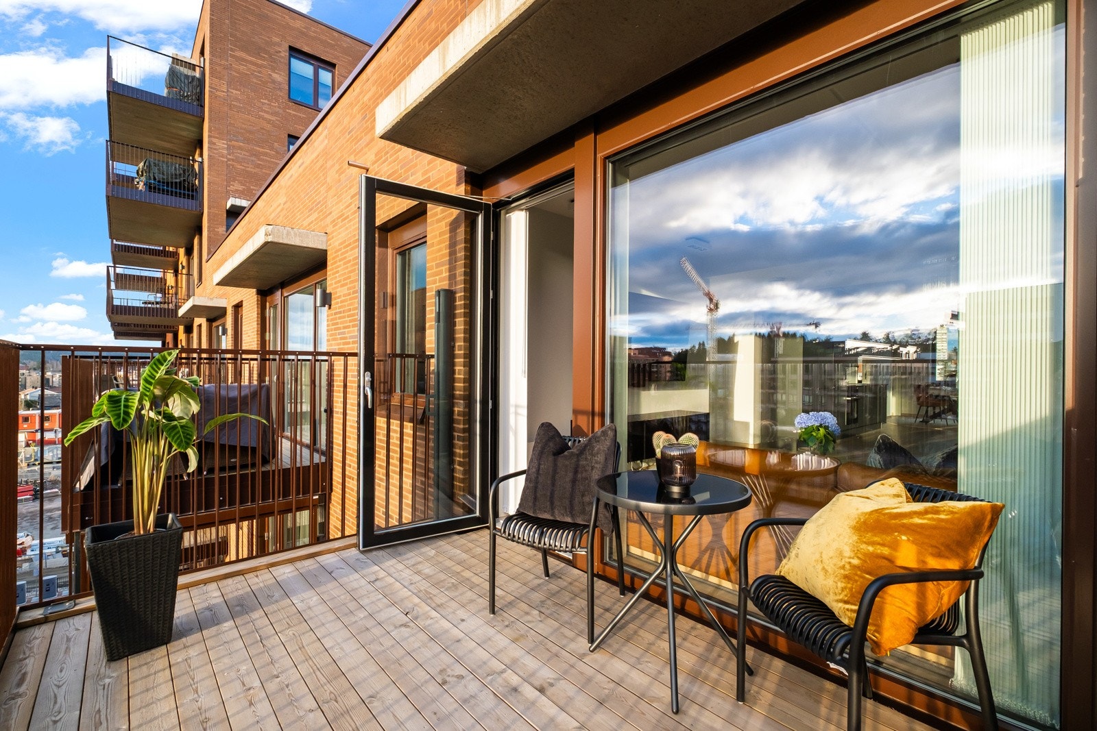 Romslig uteplass med god plass til utemøbler. Galleribilde