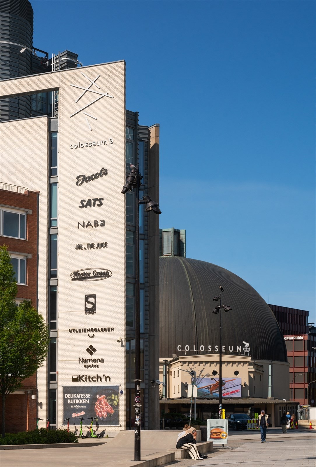 På andre siden av veien finner du populære Jacobs, Colosseum og andre forretninger. Parkering kan f.eks. leies i garasjen til Colosseum 9, ellers beboerparkering Galleribilde