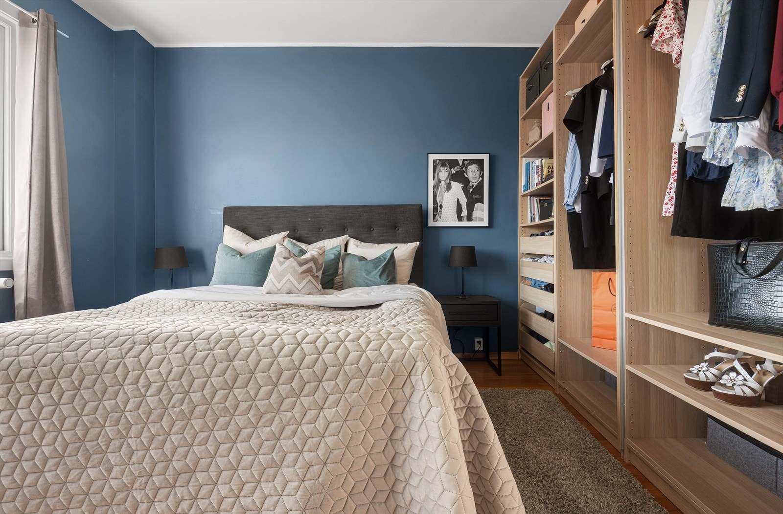 Romslig soverom på ca.11,5kvm med god garderobeplass Galleribilde