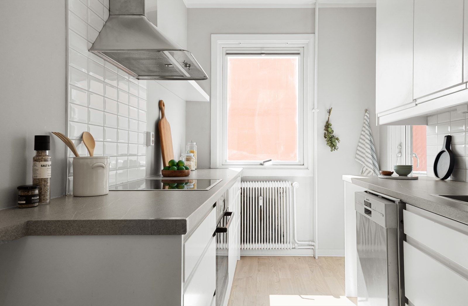 Kombiskap, integrert komfyr og koketopp fra Bosch, oppvaskmaskin fra Siemens, avtrekksvifte fra Ikea (ny 2024) Galleribilde